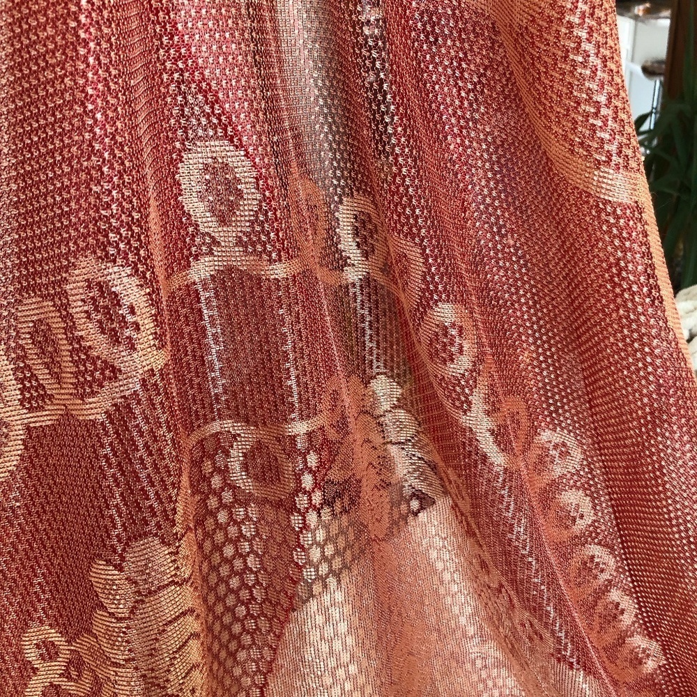 BEAUTIFUL VINTAGE SHEER TABLECLOTH 100% POLYESTER APPROX 64" DIAMETER